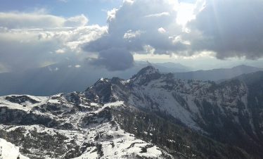 Kalinchowk Trek with snow-capped Himalayan peaks, vibrant rhododendron forests, and panoramic mountain views.