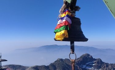 Kalinchowk Trek with snow-capped Himalayan peaks, vibrant rhododendron forests, and panoramic mountain views.